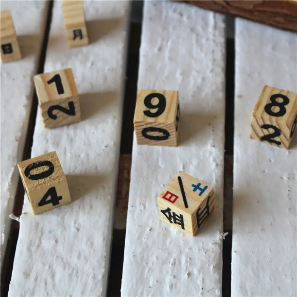 

2Pcs Wooden Manual Calendar Desktop Date Display Eco Friendly Natural Wood Material Smooth Surface Rounded Corners Creative Desk