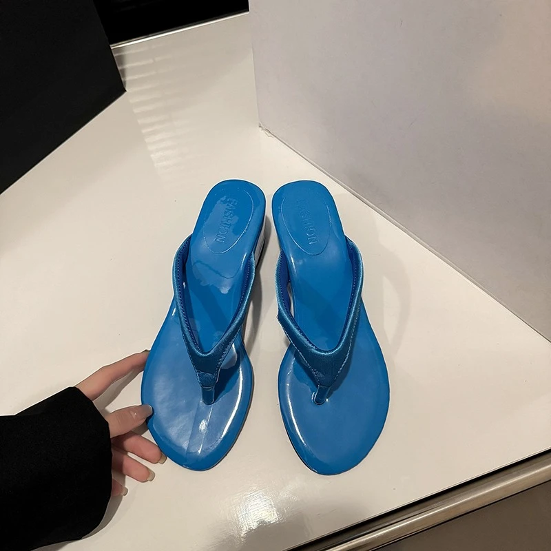 

2026 Soft-soled Wear-resistant and Waterproof Flip-flops Niche Casual High-value Fashion Women's Slippers