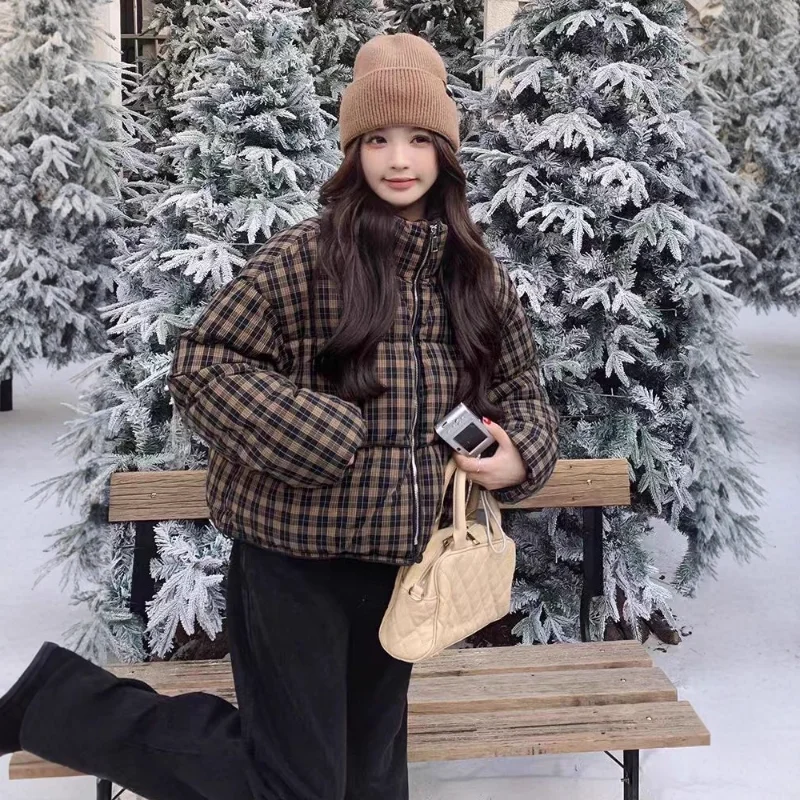 Piumino corto scozzese da donna Inverno 2025 Nuovo arrivo Piumino versatile alla moda Capispalla ispessito oversize alla moda