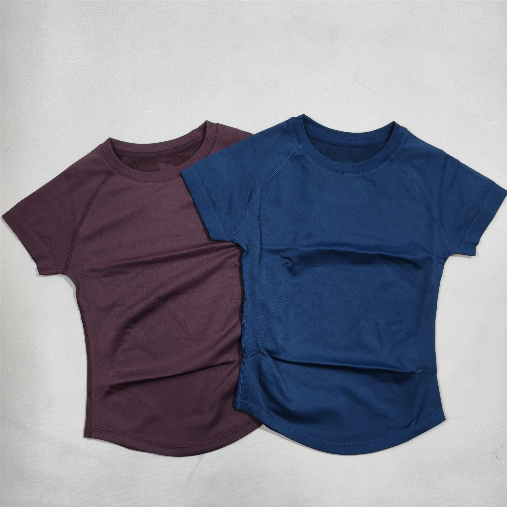 

Комплект из 2-х облегающих спортивных футболок с короткими рукавами, высокоэластичные, влагоотводящие, быстросохнущие, бесшовные футболки с короткими рукавами, для женщин, для занятий йогой.