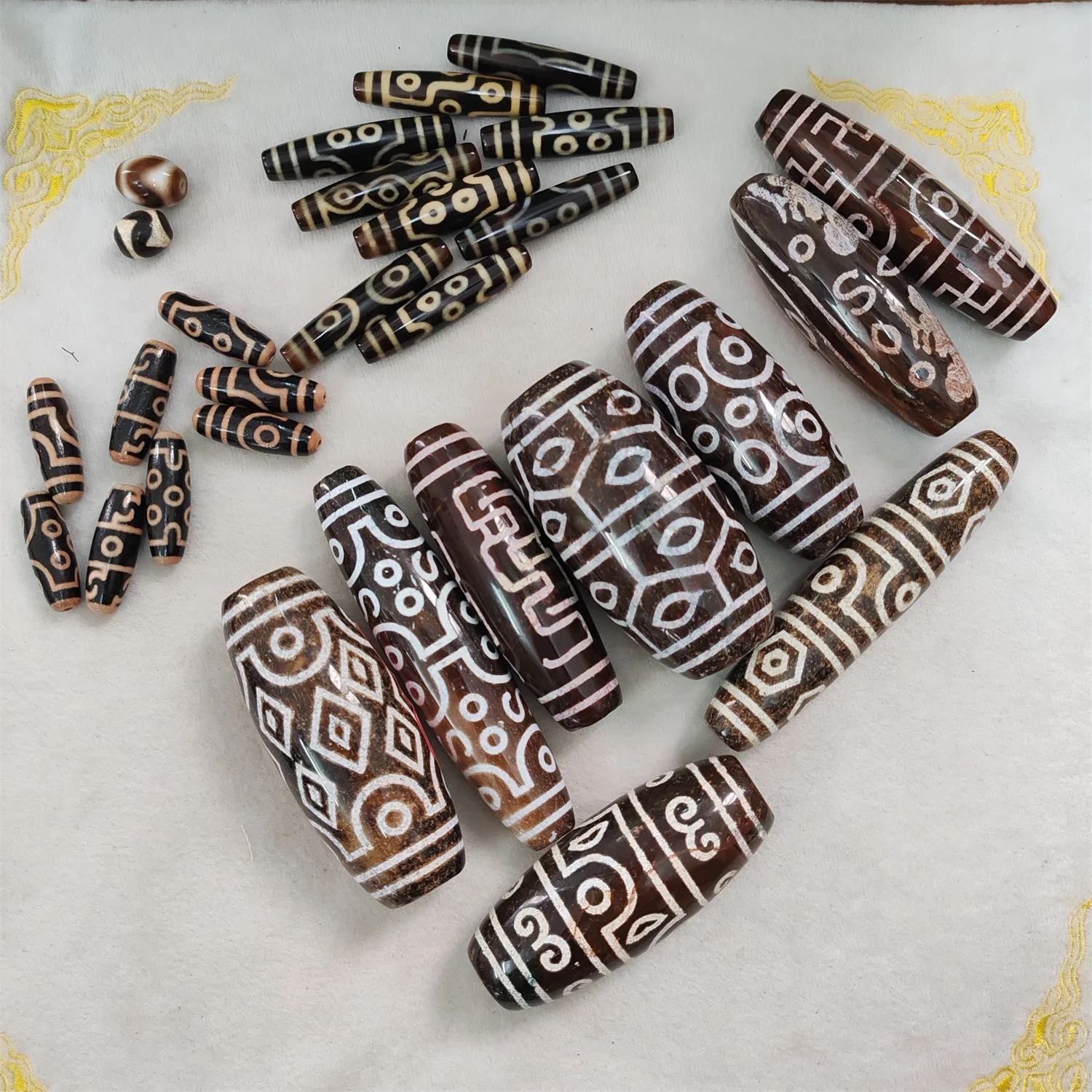 

1pcs/lot Natural Agate Xiangxiong Dzi Multi-eye pattern ancient totems as ornaments Lengthened and thickened should not be worn
