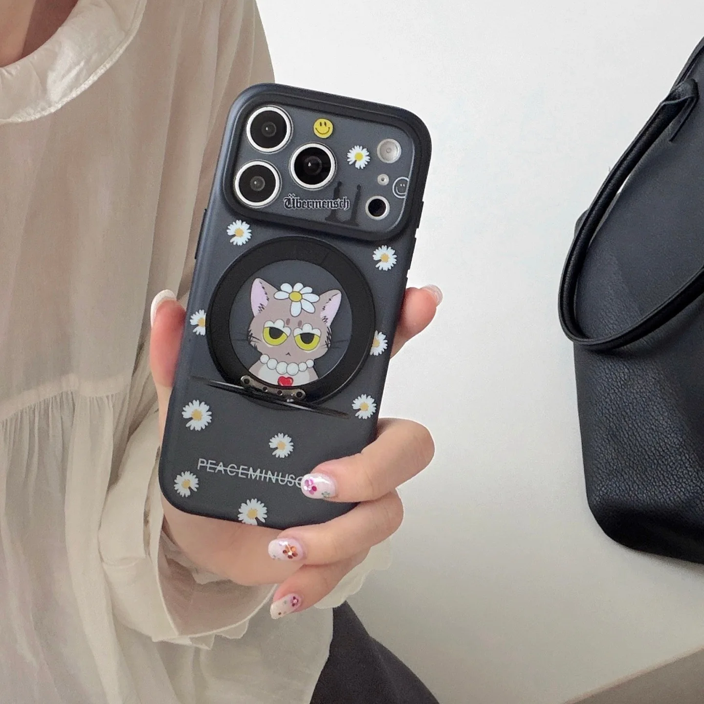 

Fashion Daisy Cat Design Rotating Kickstand Phone Case, Protective Cover for iPhone 17 Pro Max 16