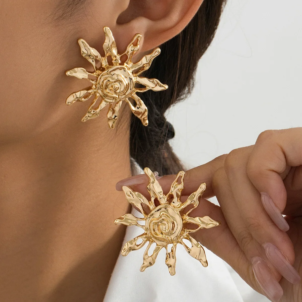 

Vintage Sun Exaggeration Sunflower Earrings Elegant New Arrival Versatile Style Jewelry Accessories Fashionable Hoop Earrings