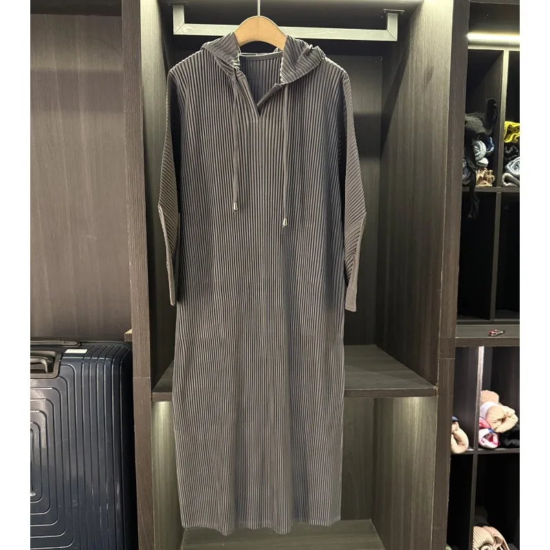 

Плиссированное платье Miyake 2025: плиссированное платье с капюшоном и шнурком, осень и зима, новый однотонный пуловер с длинными рукавами, средней длины