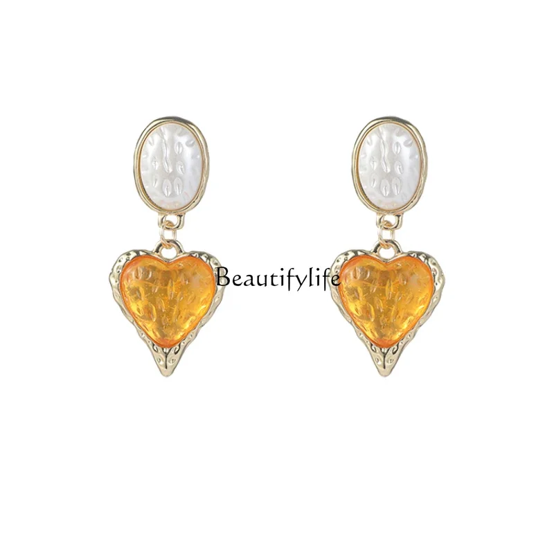 

Temperament retro yellow love pearl earrings high sense versatile heart stud earrings