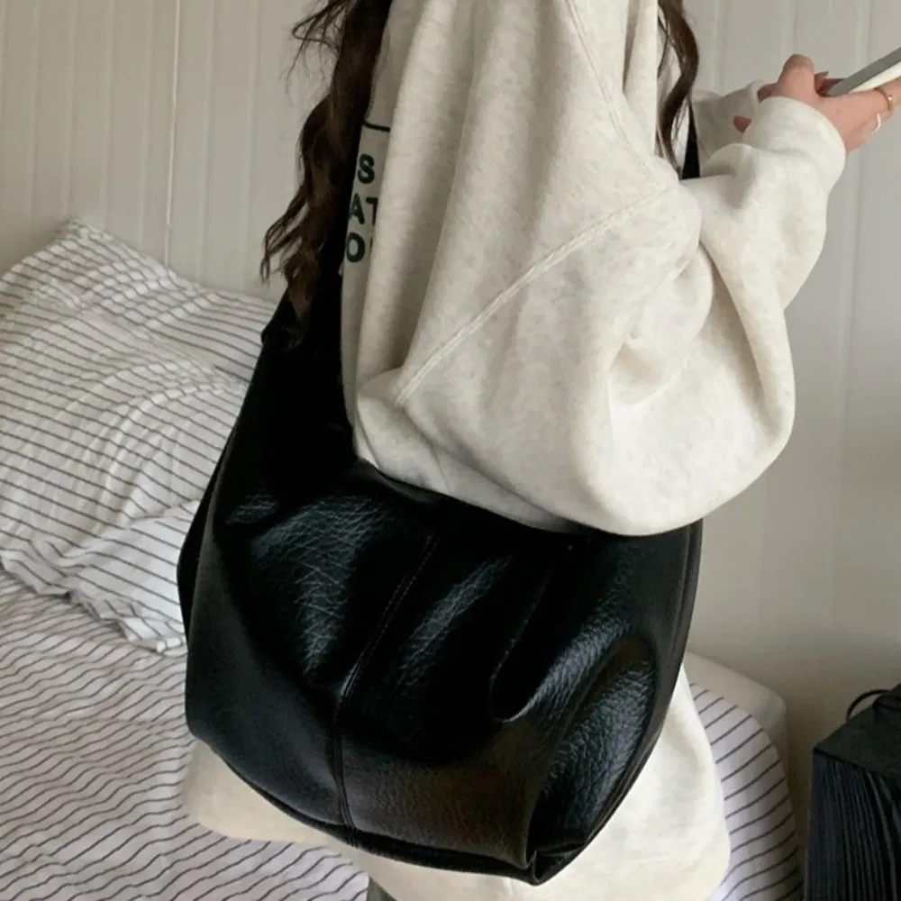 

Soft Leather Croissant Crossbody Bag Vintage Commuting Dumplings Shoulder Bag Solid Color Large Capacity Pleated Hobos Bag