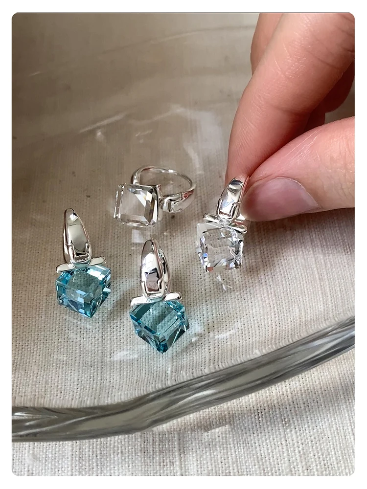 Quadratische Zirkonia-Huggie-Ohrringe, Silberbeschichtet, Blaue Klare Kristall-Creolen, Eleganter Alltagsschmuck für Frauen, Geschenkidee – Detail 8