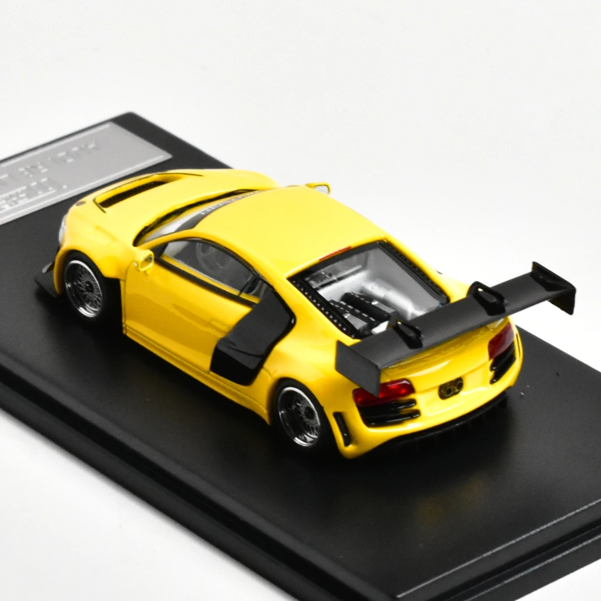 Le Man Fang 1:64 R8…