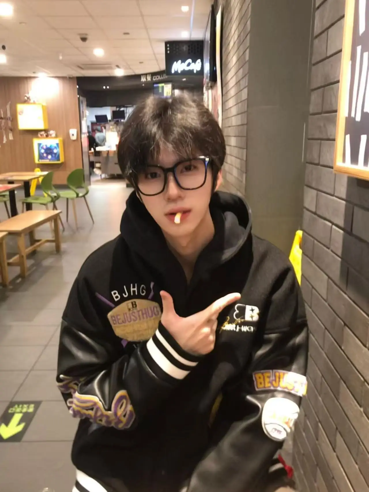 

Мужская демисезонная куртка-бомбер из искусственной кожи с вышивкой и элементами пэчворка, уличный стиль, для пар