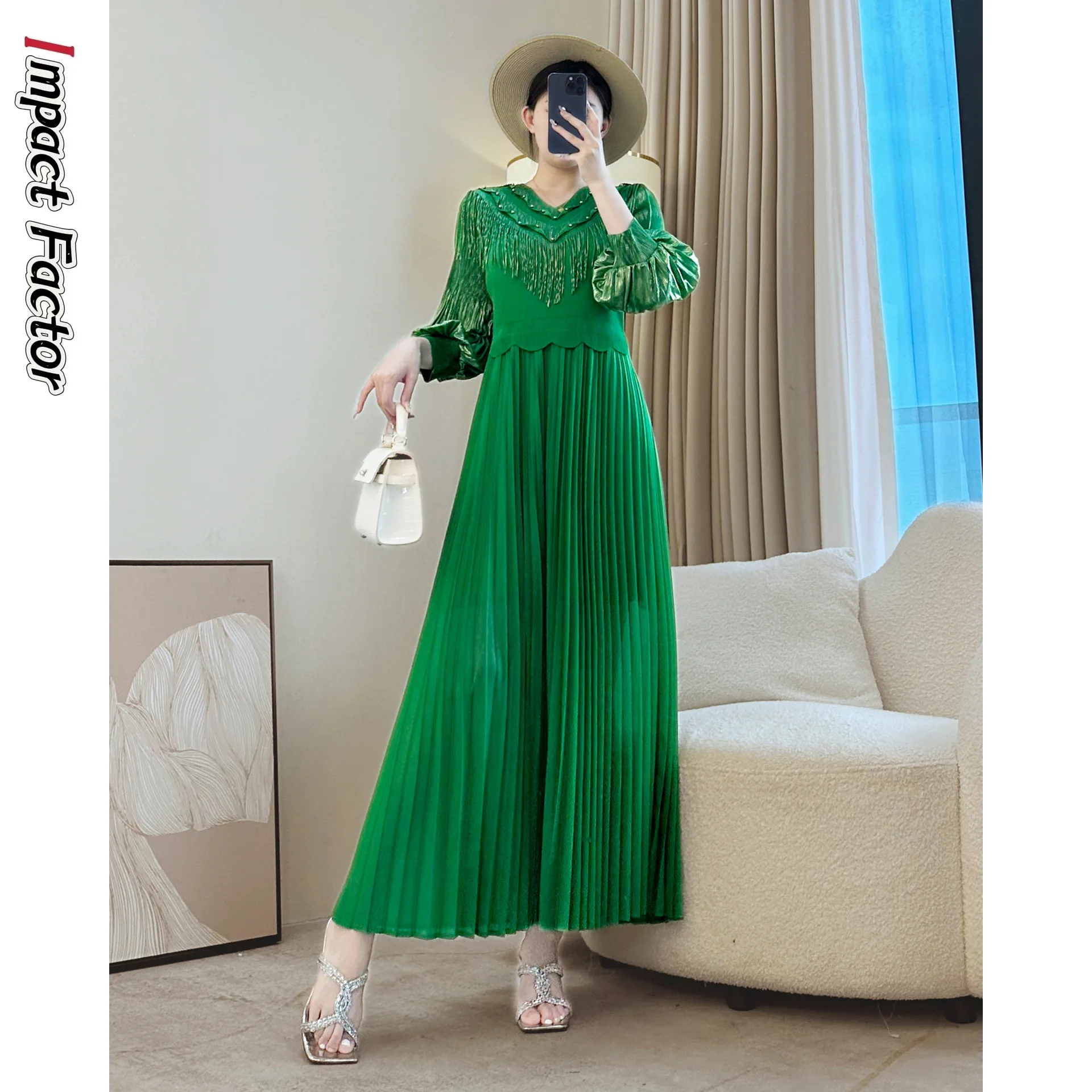 

2025 High-end Foreign Style Mother Skirt Summer New Green Long Dress Women's Miyake Pleated Age-reducing Dress