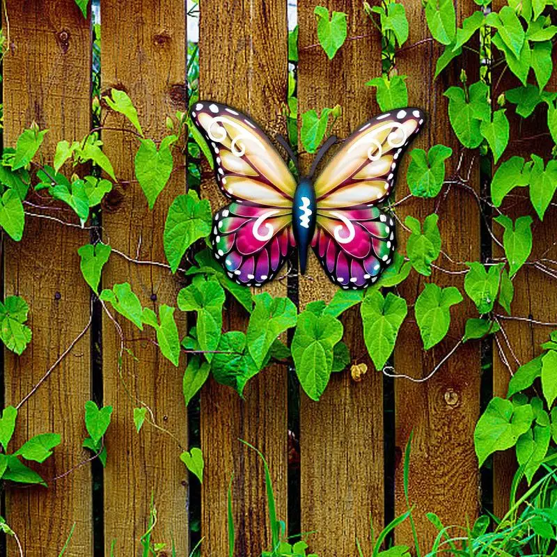 Kolorowa dekoracja ścienna metalowa motyl w stylu Vintage ręcznie malowane zwierzę rzeźba do dekoracji wystrój ogrodu na dziedzińcu domu