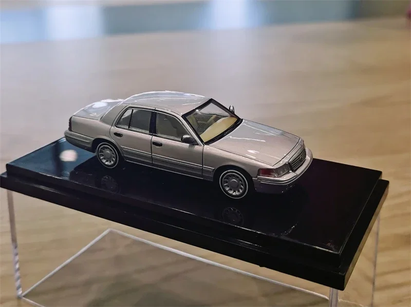 GOC 1:64 Crown Victoria Metallic Silver limited800 Diecast Model Car