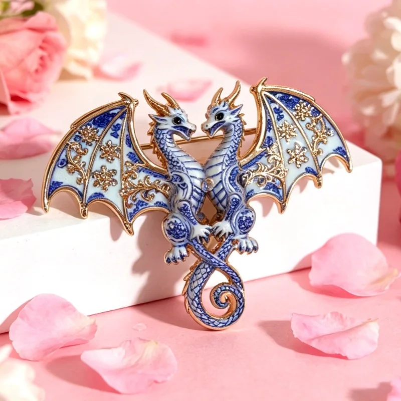 Brosche im blau-weißen Porzellanstil, Reversnadel mit Drachen-/Schmetterlings-/Wal-Strass, Vintage-Tiermotiv – Detail 5
