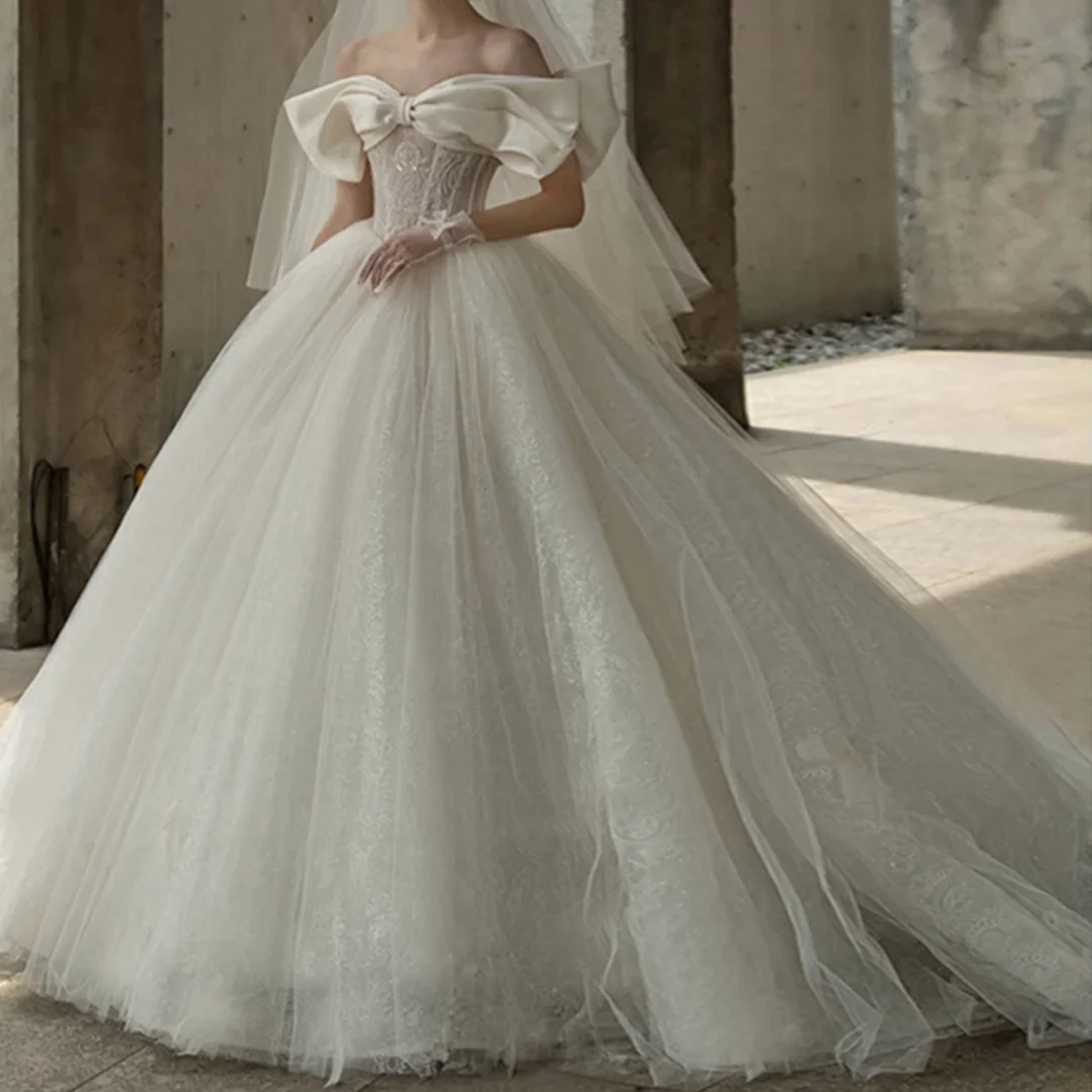 

Атласный бант с вырезом в форме сердца Свадебные платья на шнуровке сзади с бисером и блестками Прозрачное тело Блестящее бальное платье по индивидуальному заказу