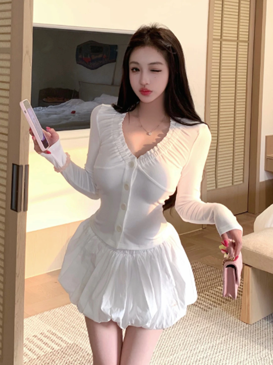 

Нежный Ветер: Уникальный и Красивый Комплект из Топа с V-образным Вырезом и Юбки-Бутон, Модный Весенний Наряд 2026 Года