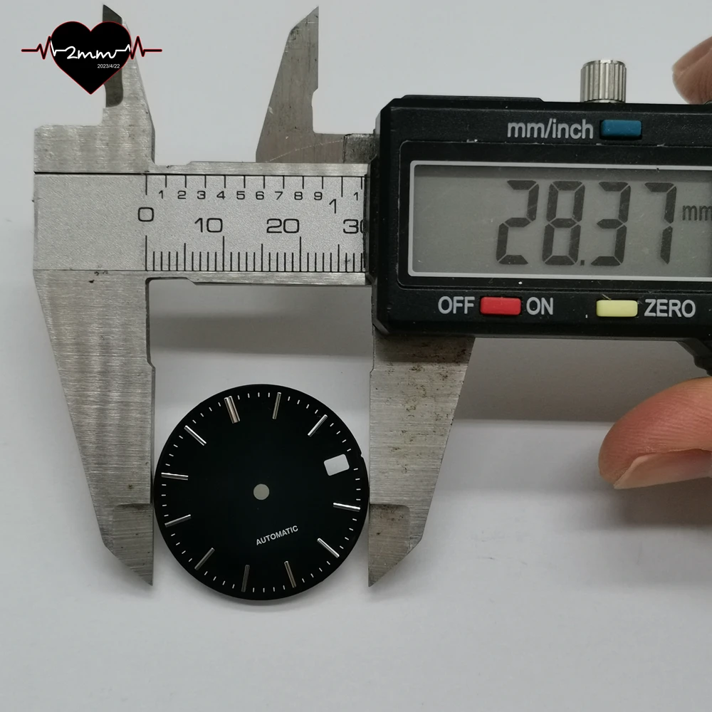 قرص ساعة فارغ 28.5 ملم وجه ساعة لامعة غير لامعة أبيض أسود اللون ذهبي فضي مؤشر الساعة الحقيقية دبوس لحركة NH35