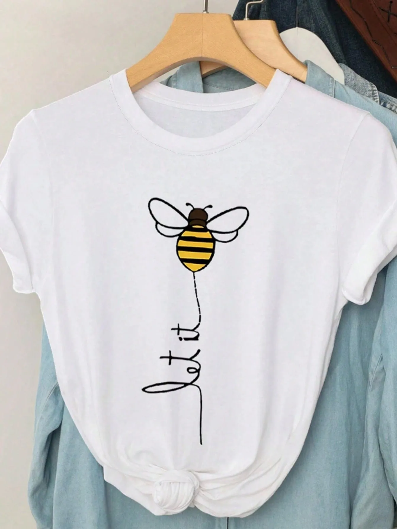 Bee Graphic T Shirt Minimal Line Art Print Casual Fashion Top Cute Nature Inspired Design Trendy Streetwear Outfit for Everyday