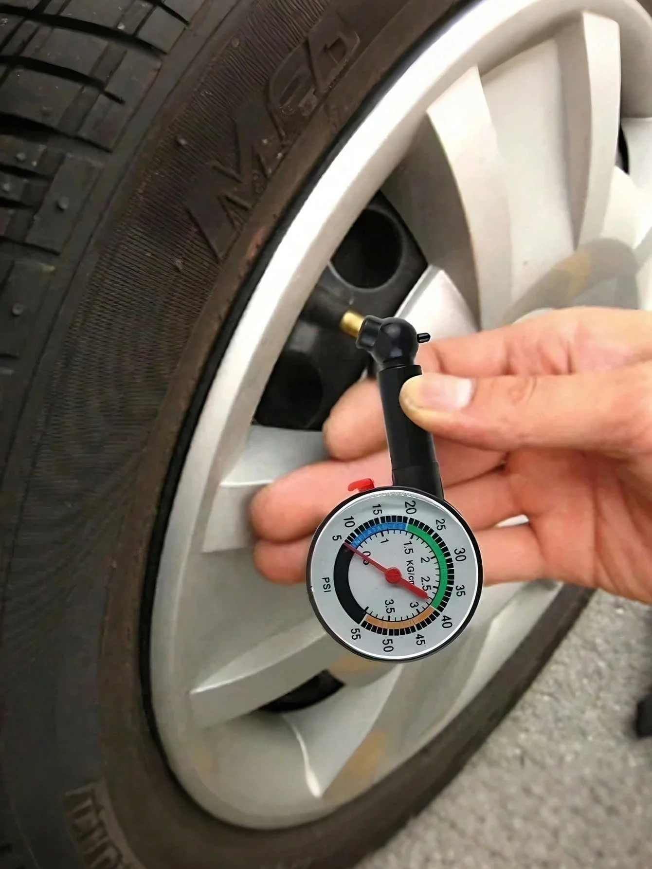 고정밀 기계식 타이어 압력 게이지, 아날로그 다이얼(PSI/KG/cm²), 내장형 릴리스 밸브, 내구성 있는 PET 플라스틱 본체, 컴파