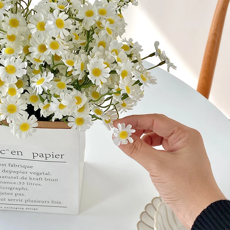 

6pcs/lot Chamomile Simulation Flower Bouquet Small Daisy Artificial Flower Living Room Decoration Dining Table Photography Props