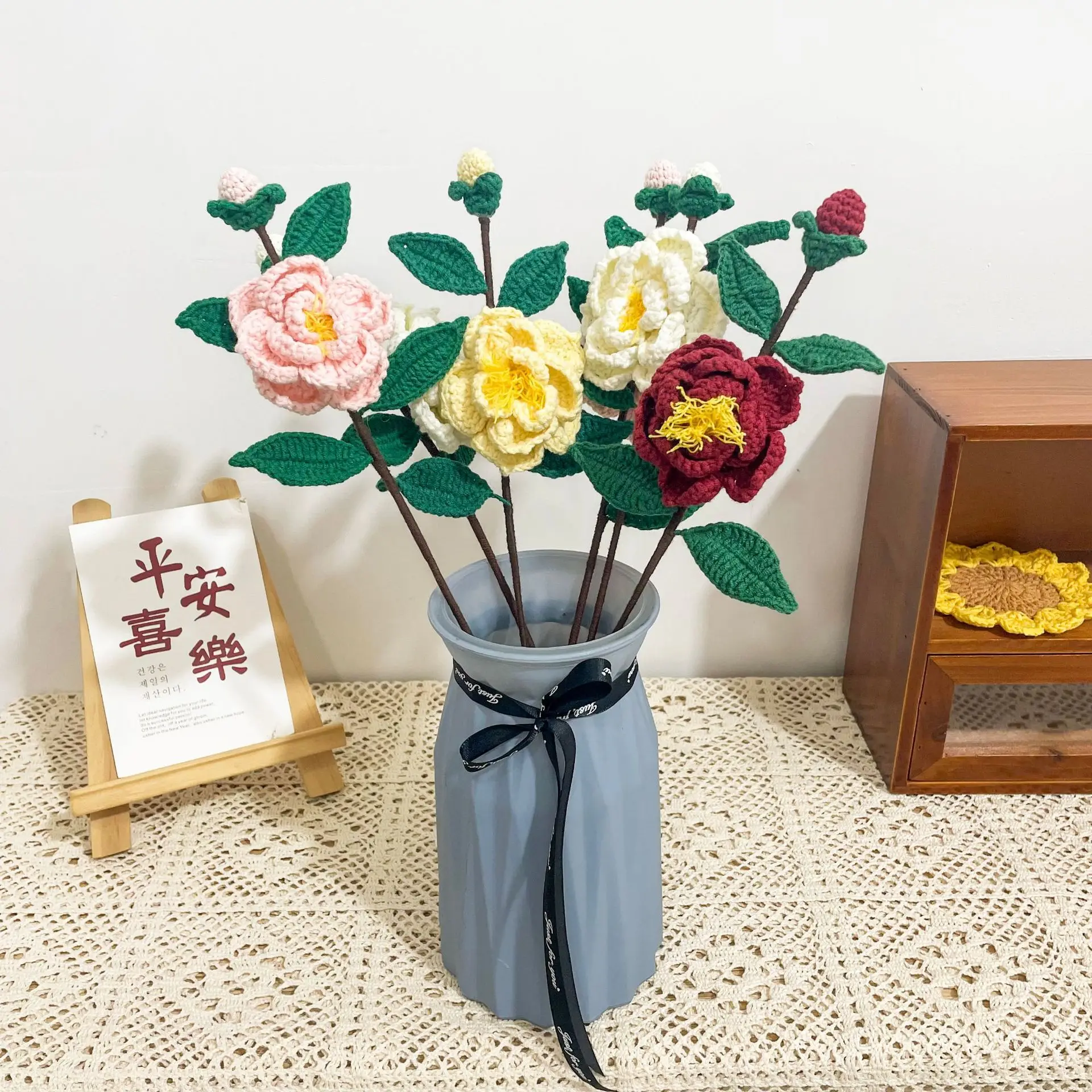 Ramo de flores artificiales de punto de Camelia, florero de ganchillo, decoración del hogar, escritorio de oficina, decoración de boda, juguete de punto, 4 paquetes