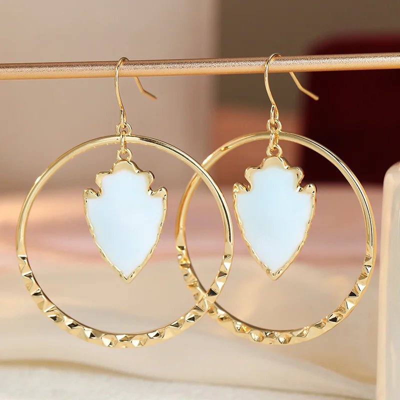Modische runde Damen-Ohrhänger mit weiß glasiertem Anhänger-Design, exquisite Ohrringe, alltäglicher Freizeitschmuck.