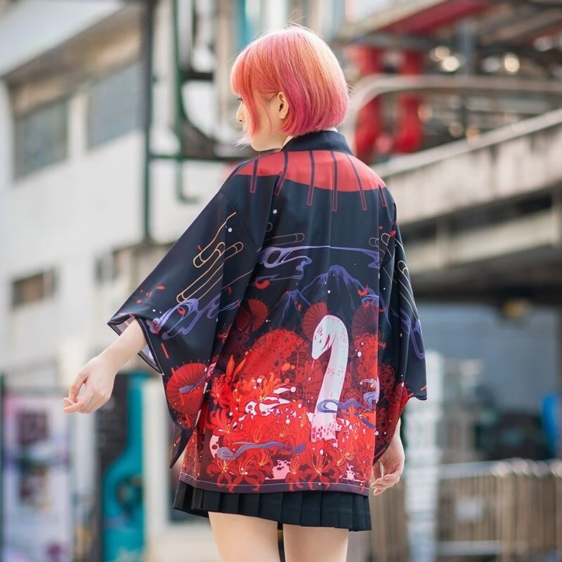 سترة صيفية جديدة موديل 2025 مطبوعة على شكل ثعبان أحمر سترة يابانية فضفاضة للنساء والرجال بلوزة هاراجوكو هاوري كيمونو التأثيرية بلوزة يوكاتا