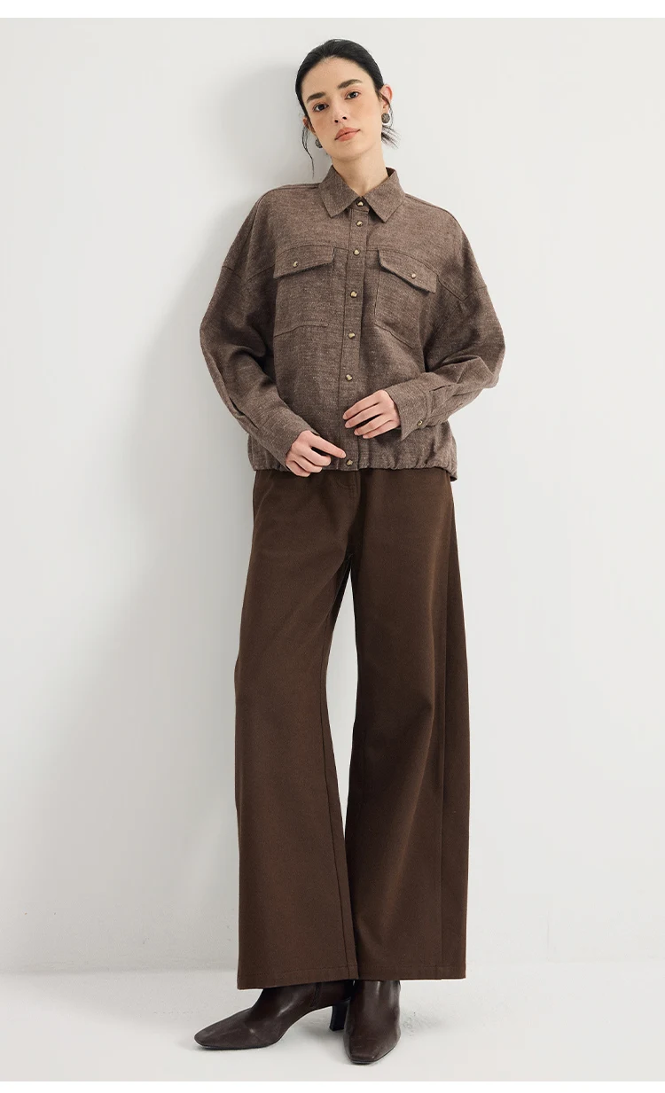 KT7623901 Damen-Overshirt aus Leinen-Woll-Mischgewebe mit breitem Kragen, aufgesetzten Taschen, Druckknöpfen und Kordelzug am Saum, Old Money, Frühherbst, Herbst – Detail 9