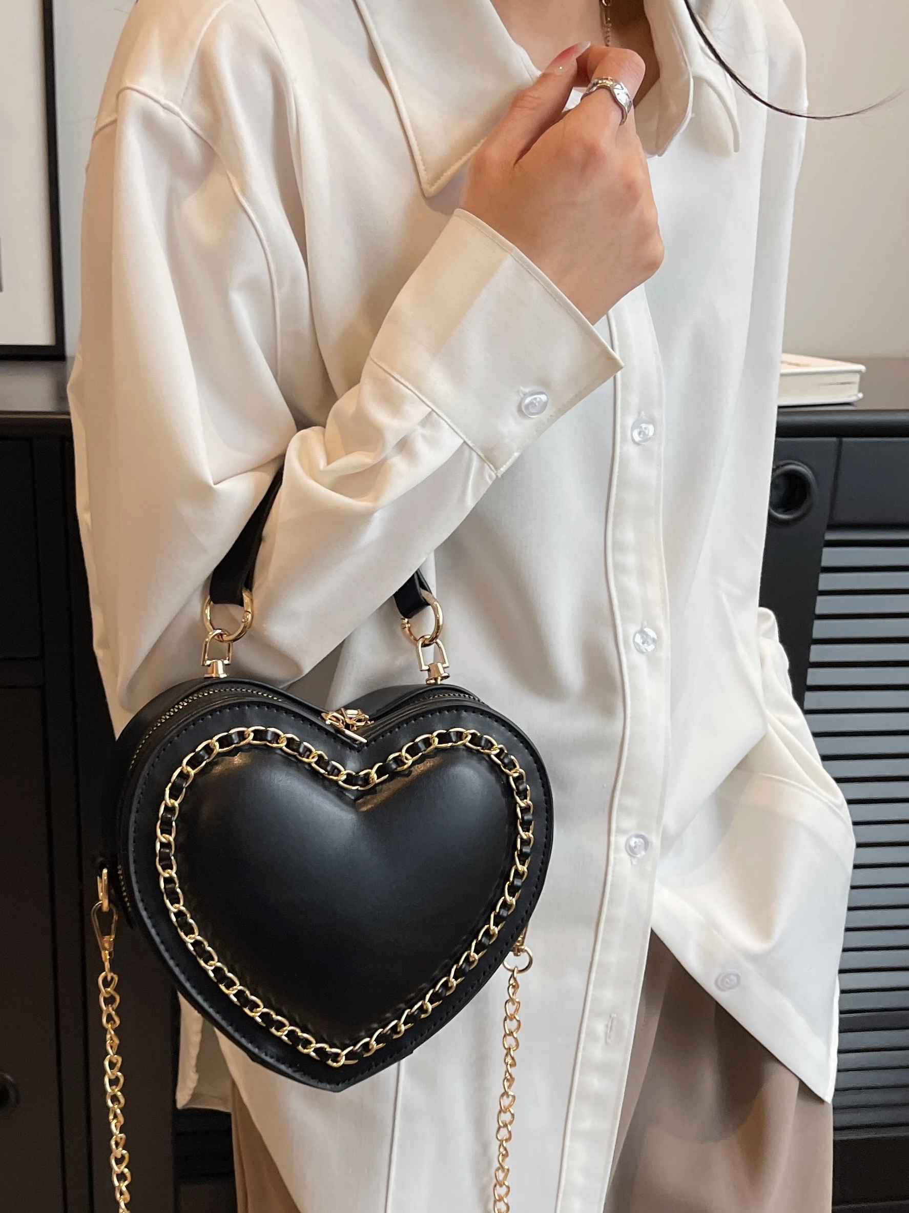 Women\'s Red Love Shaped Design Bag Fashion Solid New Handheld Bag Advanced Versatile Chain Crossbody Bag Zipper Wedding Bag