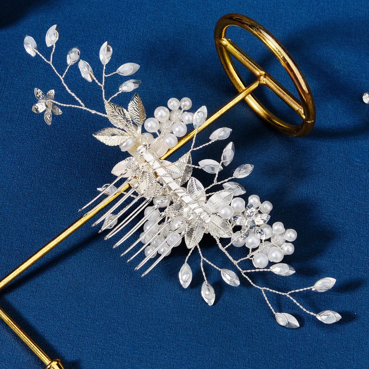 Neuer Haarkamm aus Silberlegierung, handgefertigte Perlen, Strasssteine, modischer Metall-Kopfschmuck, elegantes Haarschmuck-Accessoire für Frauen – Detail 4