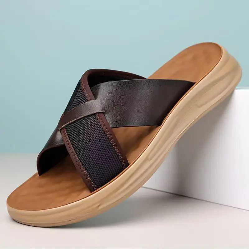 

Летние мужские новые кожаные тапочки с открытым носком на плоской подошве, мягкая подошва, нескользящие домашние тапочки с защитой от запаха, уличные легкие пляжные тапочки
