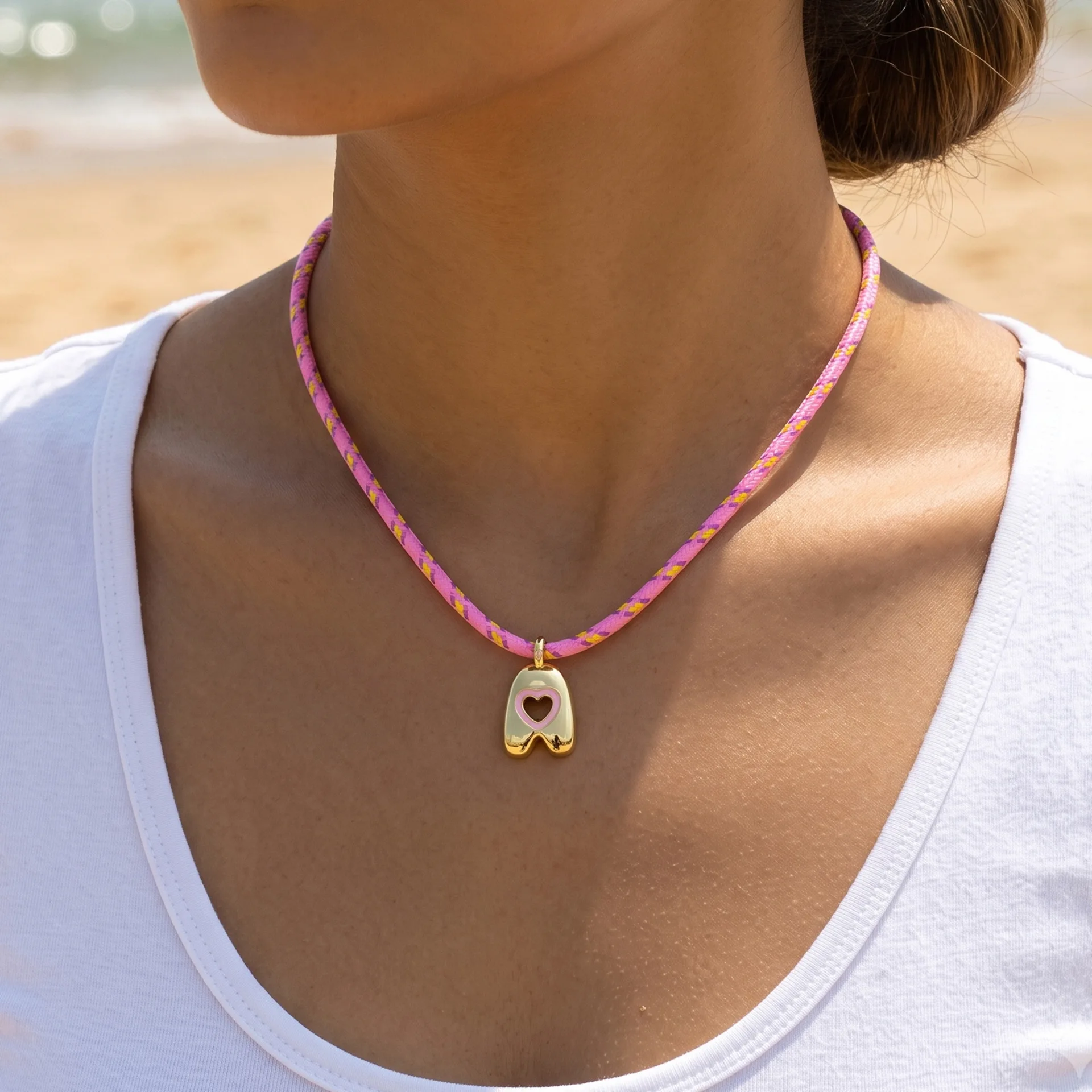 Rosa Geflochtene Seil-Choker-Halskette, Vergoldeter Hohlherz-Anhänger mit Emaille-Initialbuchstaben, Boho-Strandschmuck Geschenk – Detail 1
