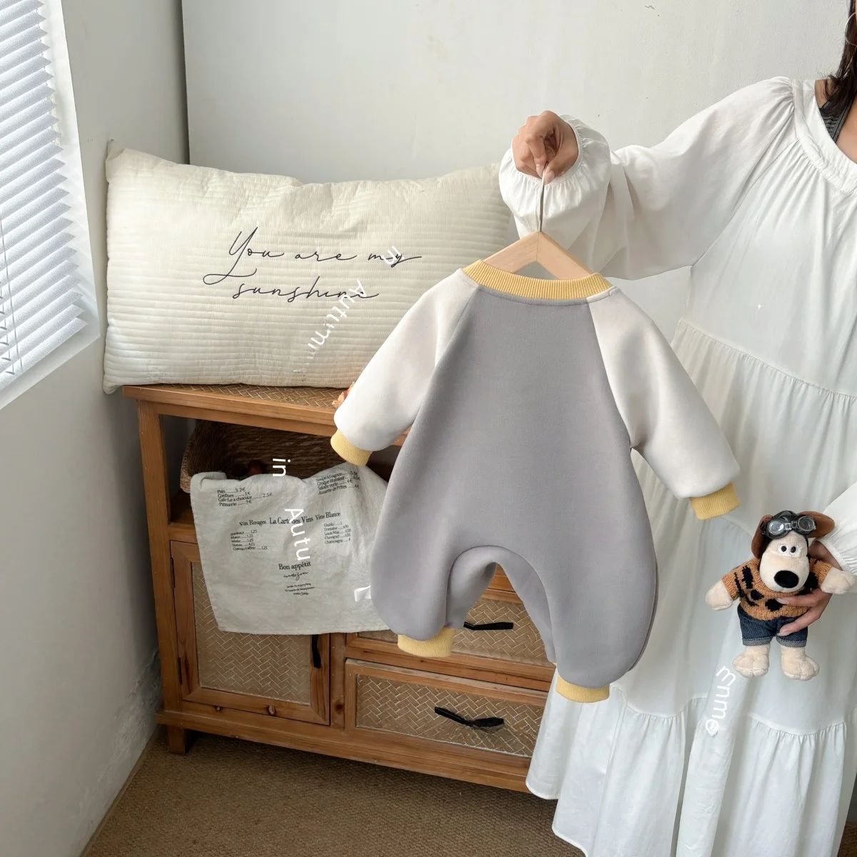 ชุดเสื้อผ้าเด็กผู้ชายลายการ์ตูนน่ารัก อุ่นสบาย สำหรับฤดูใบไม้ร่วงและฤดูหนาว พร้อมกางเกงขายาว