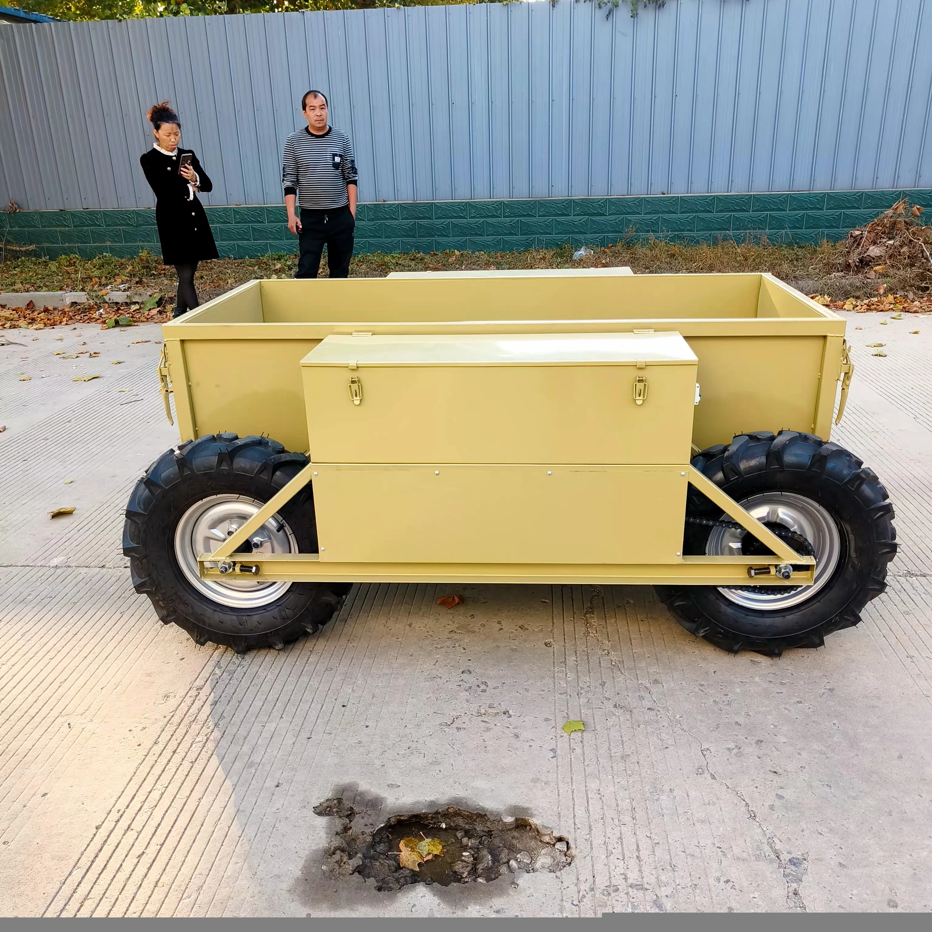 Ferngesteuerter All-Terrain-LKW. Schwerer Hub-LKW. Intelligente Fernbedienung