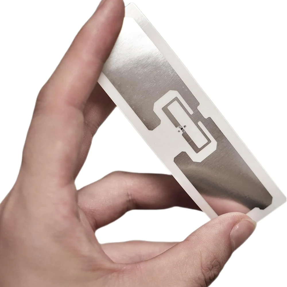 Il chip U8 per tag UHF 860-960 MHz può essere stampato insieme con stampante per tag RFID per bagagli aeroportuali presso cancelli di sicurezza