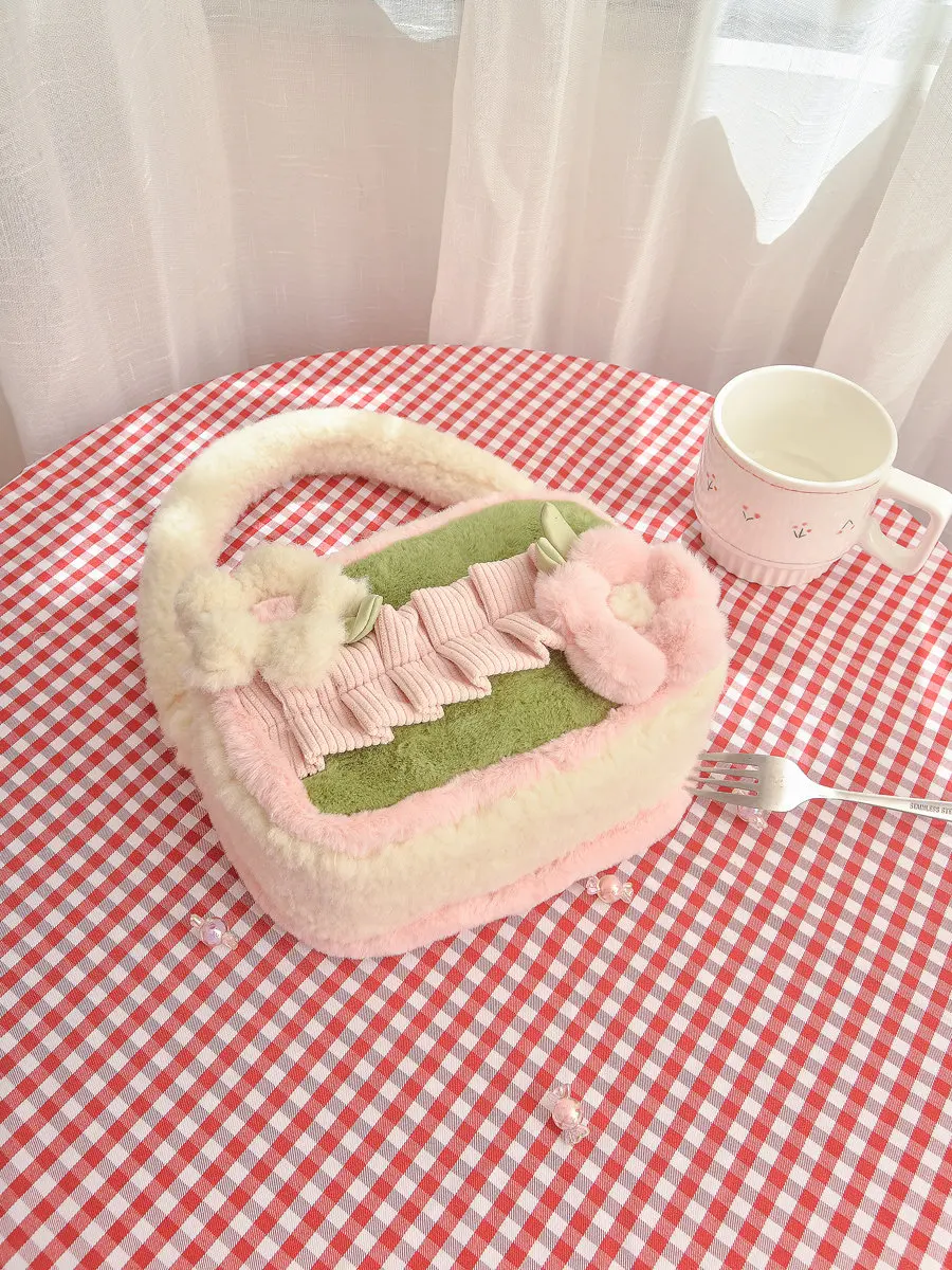 

Корейская женская сумка-кроссбоди из мягкого плюша с 3D цветами и жемчужной цепочкой, модная, с цветовыми блоками, новинка 2026 года