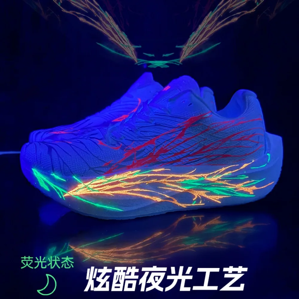 

Спортивные кроссовки 2026 года с 5-цветной светящейся в темноте подошвой, имитирующей пульс, и красочными карбоновыми вставками, хит продаж