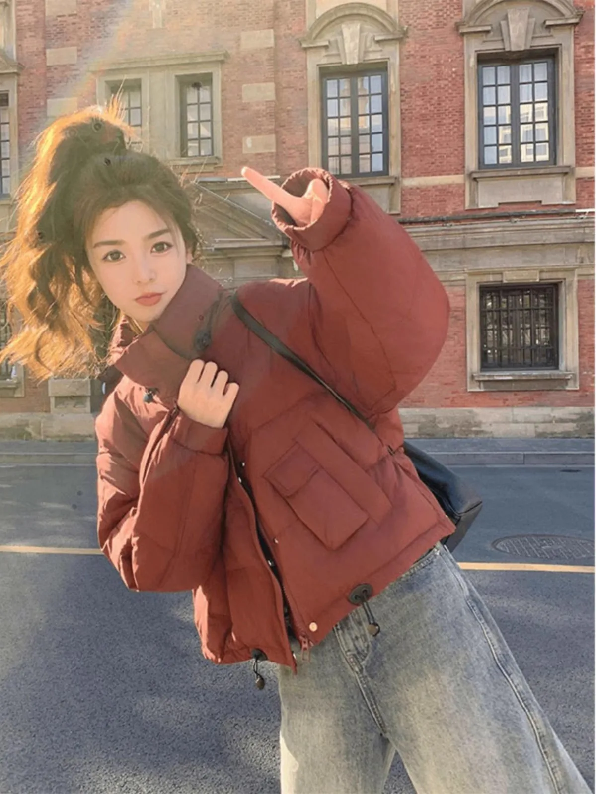 

Новая зимняя модная европейская женская утепленная теплая куртка из хлопка с наполнителем, корейский свободный крой, длинный рукав, на молнии