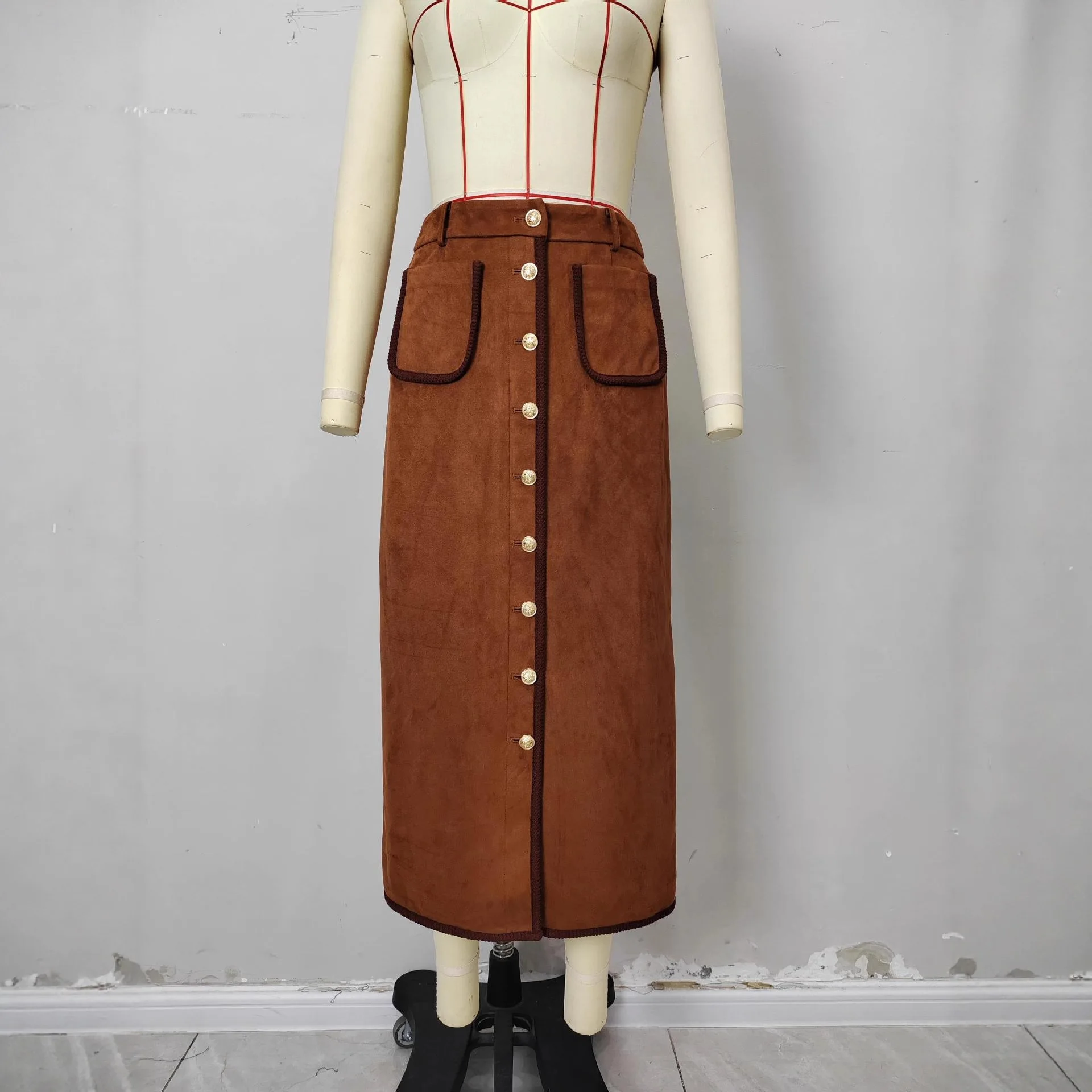 Damska spódnica zamszowa w stylu retro na jesień i zimę, modna, zapinana na jeden guzik, z wysokim stanem, codzienna i uniwersalna, idealna do pracy.