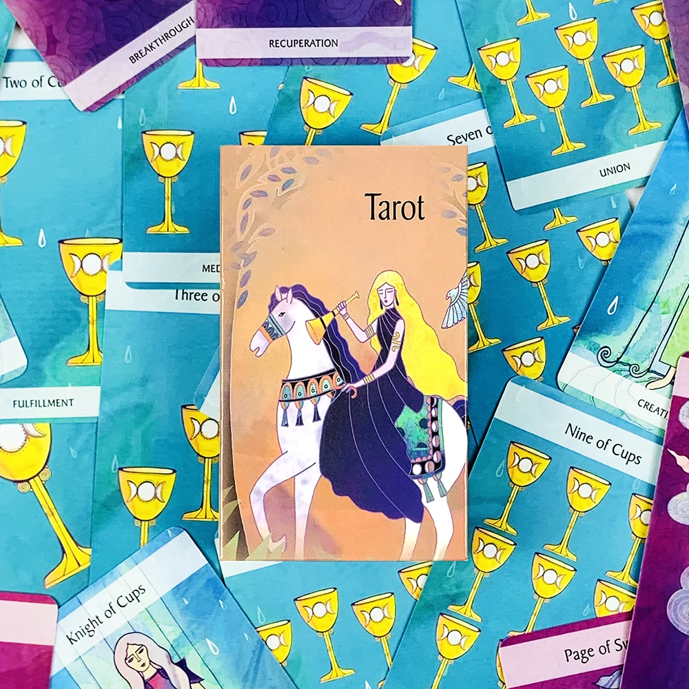 تتضمن بطاقات التارو على سطح كامل مكون من 78 قطعة من بطاقات التارو، سهام التارو الكلاسيكية للتنبؤ، وبطاقات ألعاب التجمع العائلي