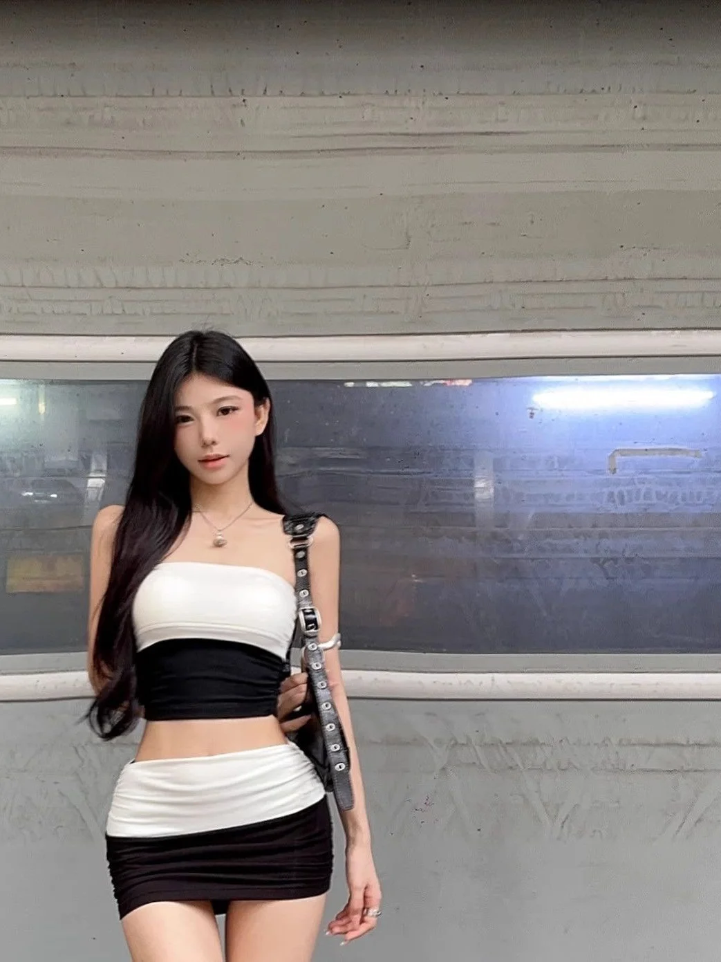 

Комплект KING BRAND: Сексуальный черно-белый осенний комплект из укороченного топа-бюстье и юбки-шорт, модный комплект из двух предметов из полиэстера