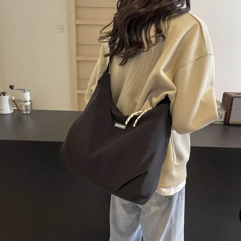High-End Trendy Elegant Diaper Bags For Women Chic Designer Shoulder Bag Large Capacity Leather Commuter Bag Simple Solid Color