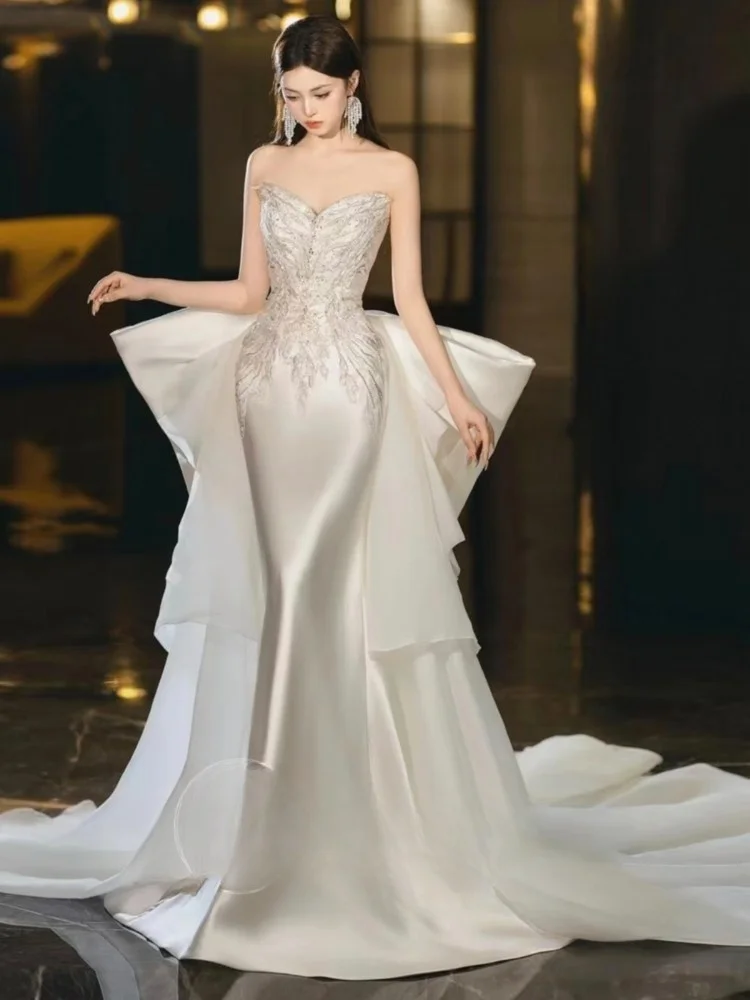 

A new strapless satin main fabric light luxury toasting dress for people