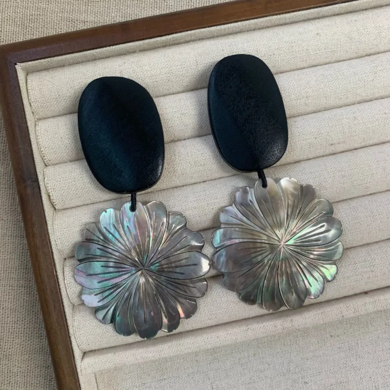 Women Flower Shell Mother‑of‑Pearl Drop Earrings, Elegant Premium Chic Ear Jewelry, Unique Minimalist Accessory for Daily Wear