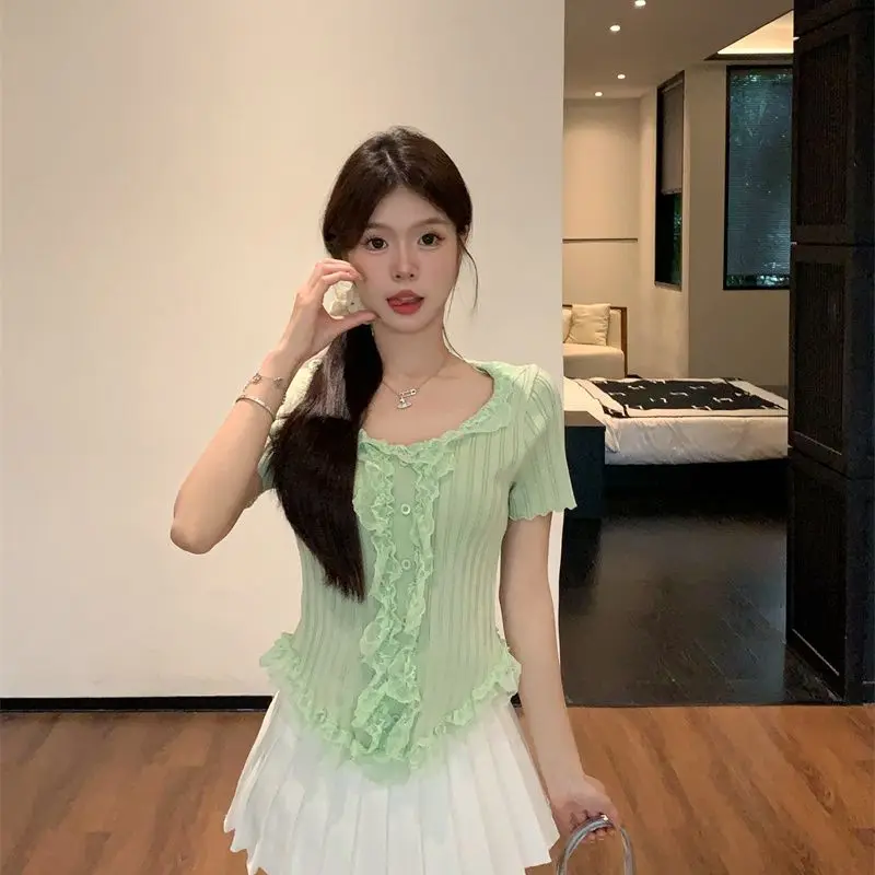 Maglione a maniche corte con giunture in pizzo dolce per donna 2025 Camicia base slim di nuovo design estivo Top corto