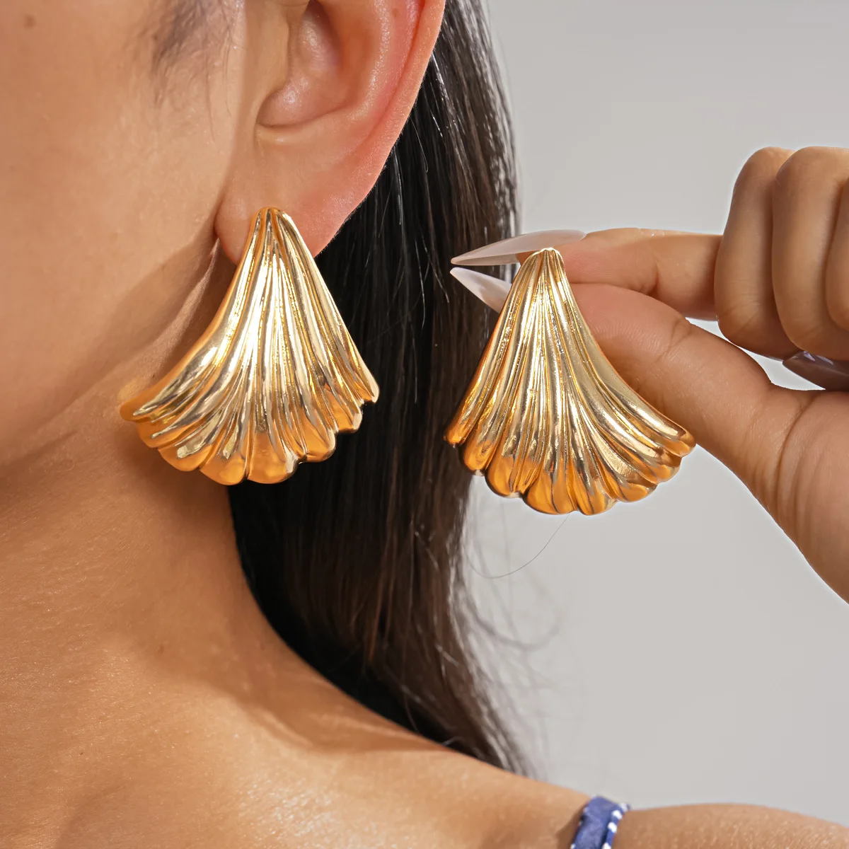 Metal wind shell earrings light luxury high-end stud earrings niche design non-collision earrings women's wholesale