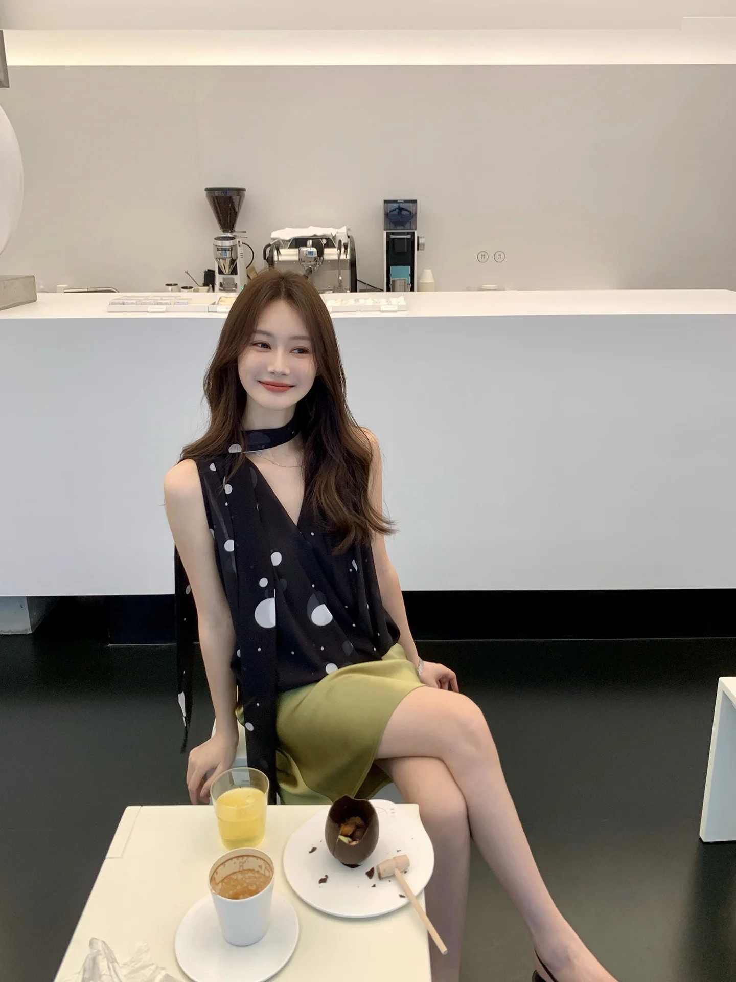 

Korean Sle Polka Dot Pleated V-Ne Svel Top Bow Tie ort Length irt without Brand Registration Mark Summer 2025