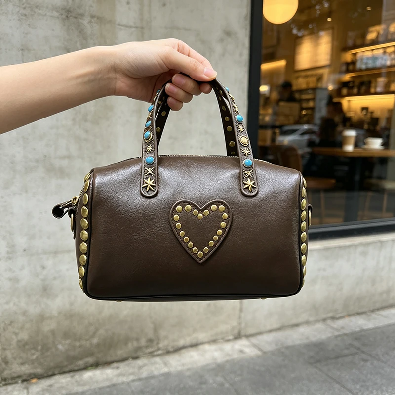 Vintage Handtasche mit Zylinderform und dunkelbraunem Griff, Damen Retro Distressed Barrel Bag, Handtasche mit Herz-Nieten-Dekor und Metallnieten – Detail 4