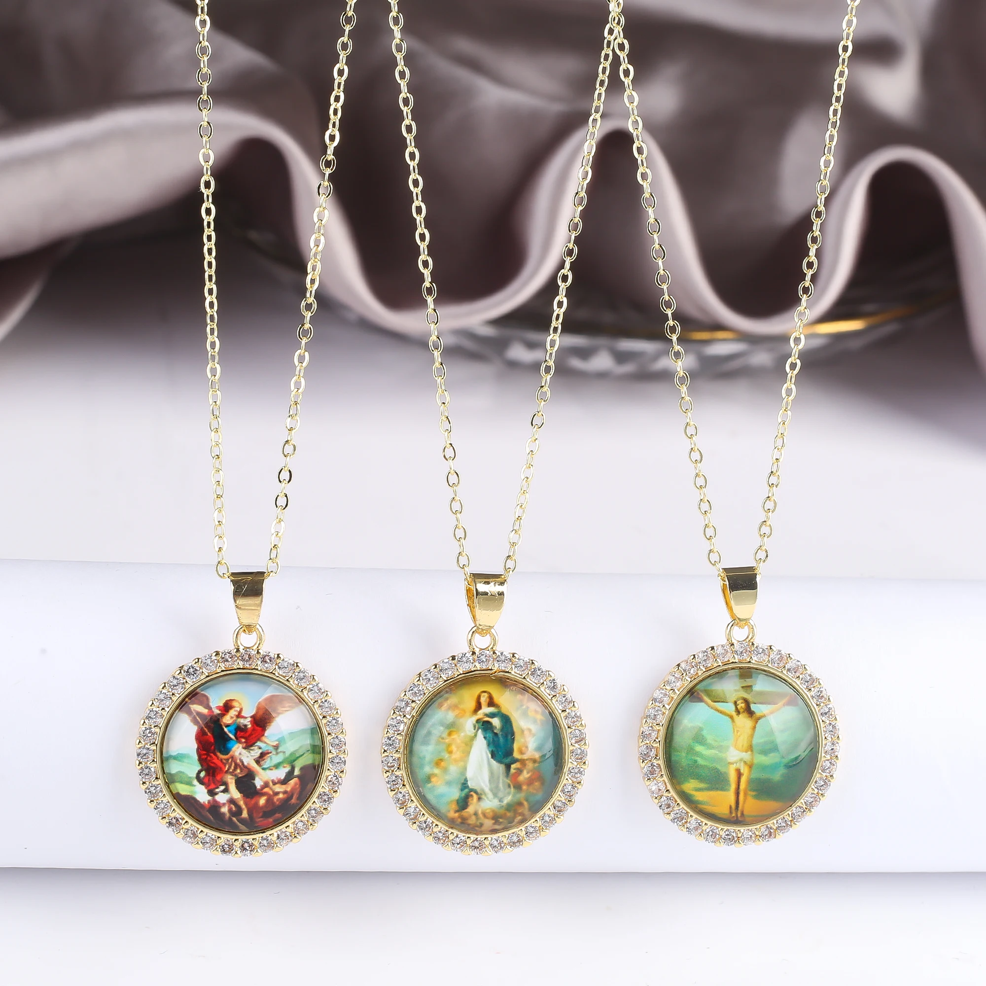 Classic Round Religious Figure St. Jude Jesus Pendant Necklace Charm for Woman Zircon Jewelry Making Wedding Accessory Gifts