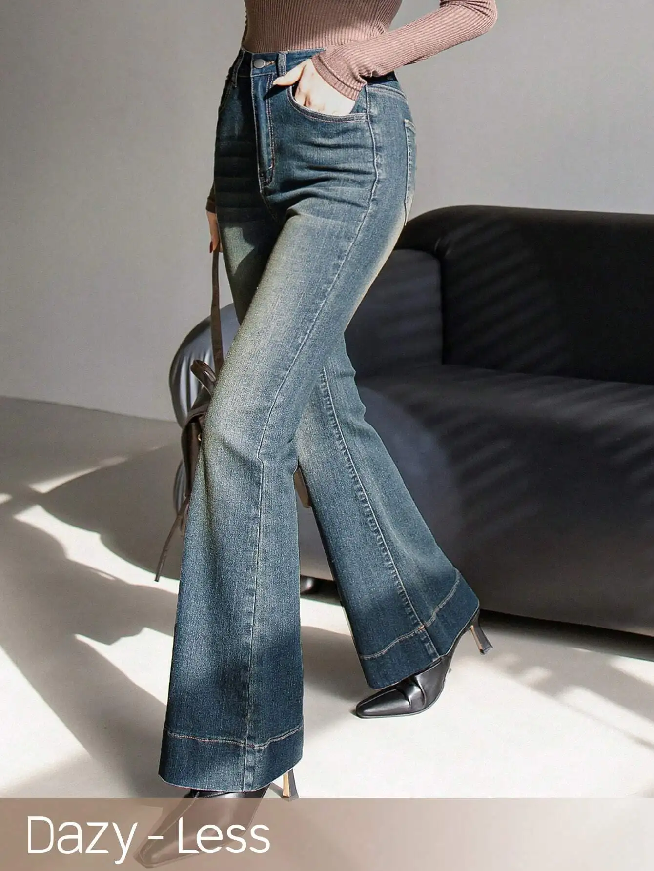 

Женские джинсы-клеш с высокой талией и рваным краем, классический деним для делового повседневного стиля