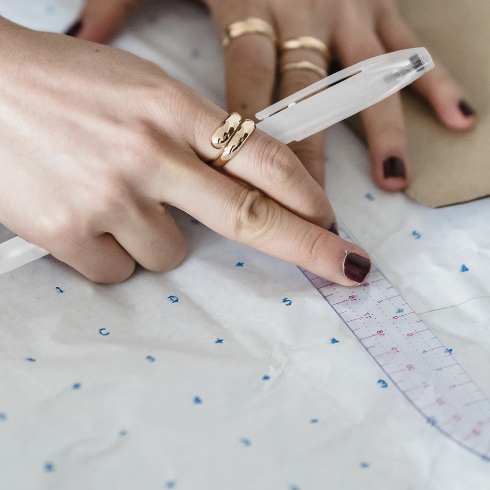 

Thermal Erasable Pen 1mm Point Disappearing Ink Refill White Color for Sewing Tailoring Quilting Embroidery Fabric Marking Tools